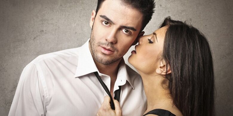 เด็กผู้หญิงล่อลวงผู้ชายที่เพิ่มความแรง